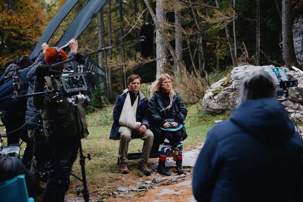 Stane Tomazin in Tijana Zinajič med snemanjem filma To je rop! Gregorja Andolška. Foto Domen Martinčič