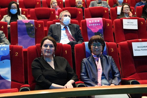 Alenka Suhadolnik veleposlanica Republike Slovenije na Kitajskem in Sun Xianghui, direktorica Kitajskega filmskega arhiva