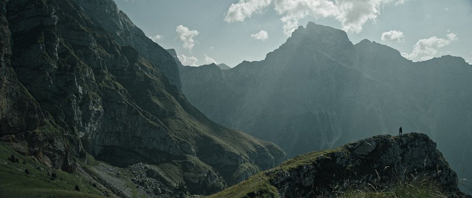 Človek s senco - Foto: Zavod ZANK