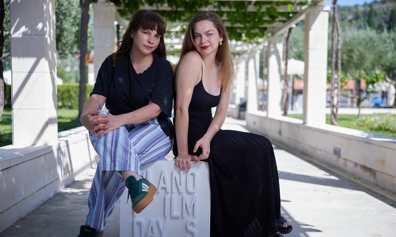 Ester Ivakič in Mina Švajger - Foto: Primož Korošec