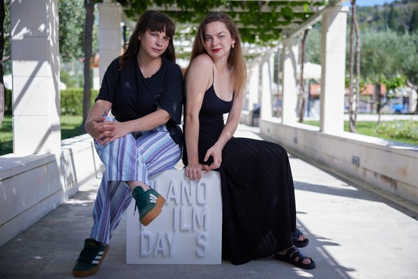 Ester Ivakič in Mina Švajger - Foto: Primož Korošec