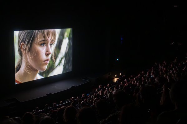 Jara Sofija Ostan in film Little Trouble Girls (Berlinale 2025) - Photo: Tobias Rücker