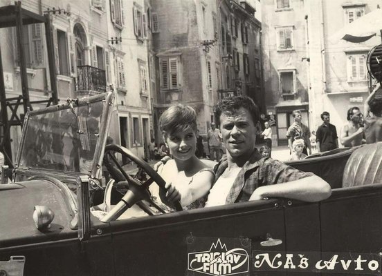 Naš avto (1962) Františka Čapa je burka o avtomobilu kot novem statusnem simbolu, s katerim je več težav kot koristi. Foto: EFA
