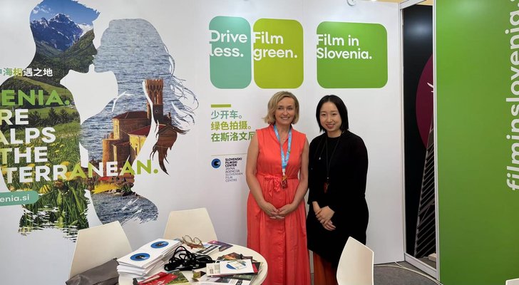 Nataša Bučar (direktorica SFC) in programska direktorica Hainan filmskega festivala na Kitajskem na slovenski stojnici - Foto: arhiv SFC
