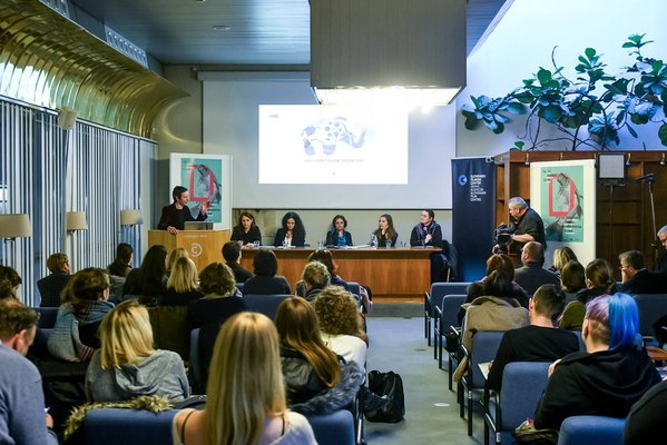 Od leve proti desni: Boštjan Narat, Ida Weiss, Sonja Prosenc, Hanna Slak, Urša Menart, Maja Weiss - foto Iztok Dimc