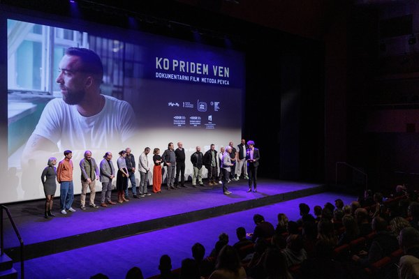 Poklon ustvarjalcev - Foto: Matjaž Rušt