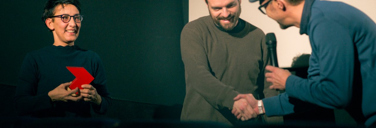 Dominik Mencej prejema nagrado iz rok direktorja festivala K3 Fritza Hocha. Foto Arhiv festivala K3