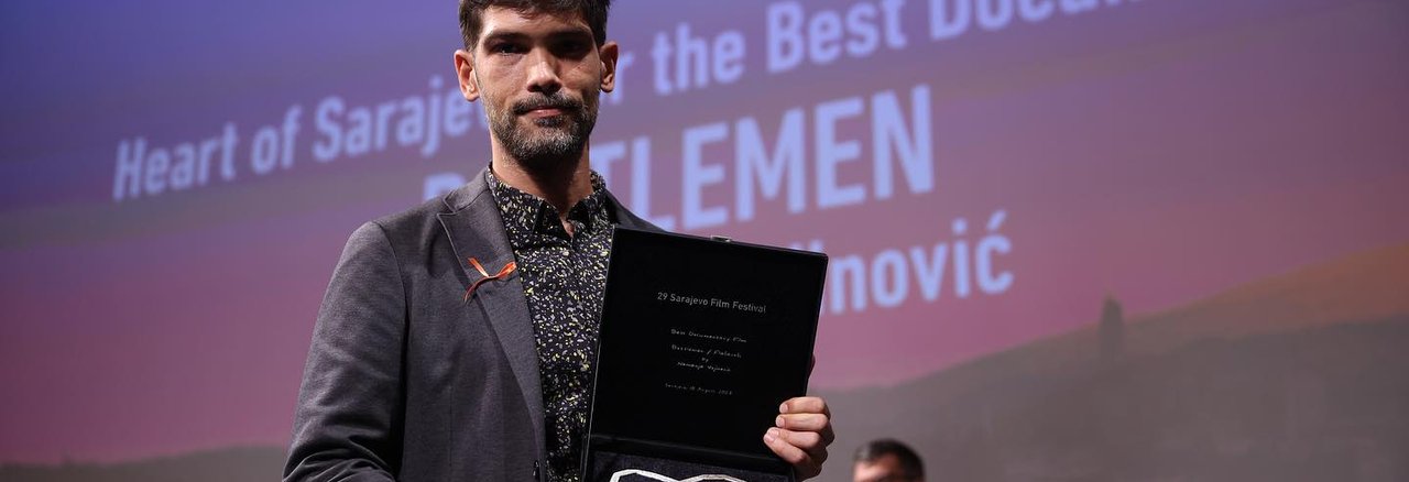 Režiser Nemanja Vojinović z nagrado srce Sarajeva za film Stekleničarji. Foto Arhiv SFF