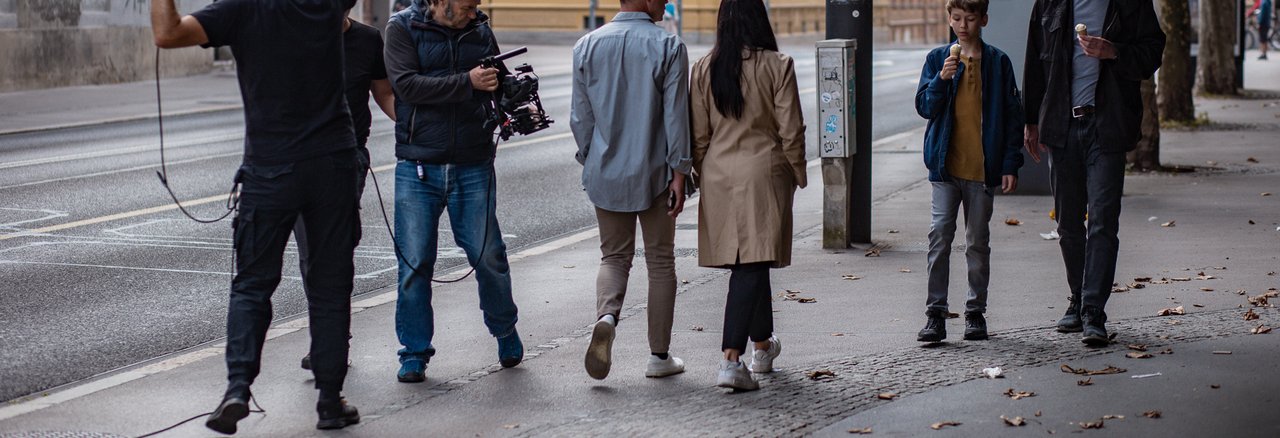 Snemanje filma Izgubljeni sin: Mikrofonist, Simon Šimat, Peter Zeitlinger, direktor fotografije, Statista Liam Benjamin Štante, vloga David, Jure Henigman, glavna moška vloga (Andrej). Foto Asiana Jurca Avci