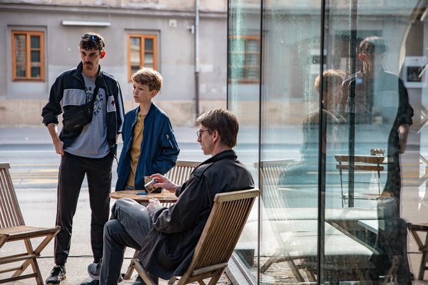 Snemanje filma Izgubljeni sin: Nejc Cijan Garlatti, stranska moška vloga Kristian, Liam Benjamin Štante, vloga David, Jure Henigman, glavna moška vloga (Andrej). Foto Asiana Jurca Avci