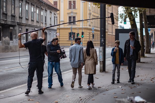 Snemanje filma Izgubljeni sin: Mikrofonist, Simon Šimat, Peter Zeitlinger, direktor fotografije, Statista Liam Benjamin Štante, vloga David, Jure Henigman, glavna moška vloga (Andrej). Foto Asiana Jurca Avci