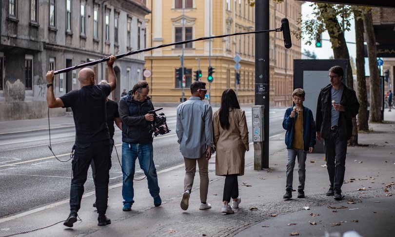 Snemanje filma Izgubljeni sin: Mikrofonist, Simon Šimat, Peter Zeitlinger, direktor fotografije, Statista Liam Benjamin Štante, vloga David, Jure Henigman, glavna moška vloga (Andrej). Foto Asiana Jurca Avci