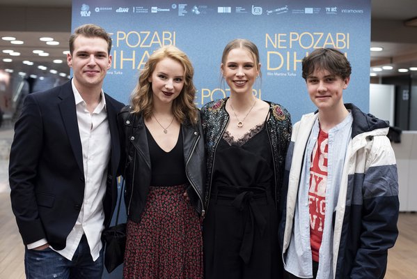 Tine Ugrin, Ronja Matijevec Jerman, Klara Kuk in Matija Valant (igralci) - Foto: Katja Goljat